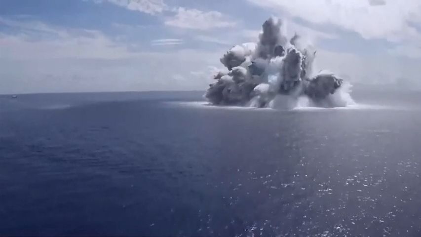 Video: USA testovaly svou nejlepší loď, čelila explozi tun výbušnin